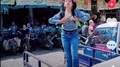 Viral, Wanita Cantik Tik-Tok-an di Pasar Majenang
