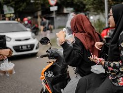 Emak-emak Cantik dan Anak Motor Berbagi Tajil