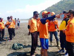 2 Bocil Digulung Ombak, 1 Tenggelam