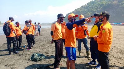 2 Bocil Digulung Ombak, 1 Tenggelam