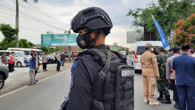 Brimob Jaga Petugas di Pos Perbatasan