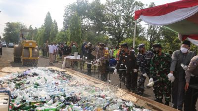 Polres Cilacap Musnahkan 2556 Botol Miras, Knalpot Racing dan Petasan
