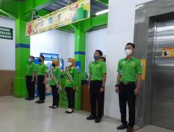 Peringati Harkitnas, Karyawan Toko dan Konsumen Nyanyikan Lagu Indonesia Raya