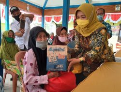 Asyiik, Lansia Cilacap Dapat Bingkisan Lebaran