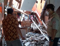 Ibu dan Bayi Umur 6 Bulan Terjebak di Rumah Ambruk