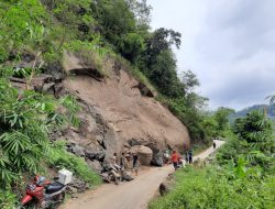 Batu Raksasa Masih Rawan Longsor