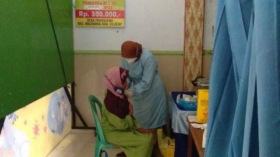 Vaksinasi Lansia, Petugas “Mobile” Keliling Kampung