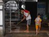 Banjir Cilacap Surut, Warga Bersihkan Rumah