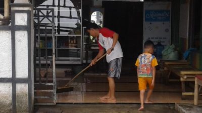 Banjir Cilacap Surut, Warga Bersihkan Rumah