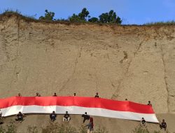 HUT RI, Pemuda Cilacap Bentangkan Bendera Raksasa
