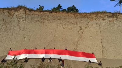 HUT RI, Pemuda Cilacap Bentangkan Bendera Raksasa