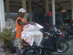 Pembagian Beras Susah Hindari Kerumunan