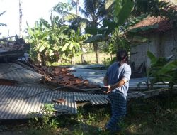 Cuaca Tidak Menentu, Rumah Warga Roboh Kena Angin
