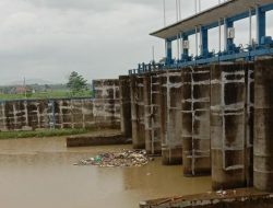 Pintu Bendung Langsung Dibuka Usai Seharian Hujan Turun