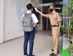 Mau Ujian Kaya Mau Masuk Rumah Sakit. Prokes Dari Halaman Sekolah