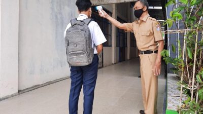 Mau Ujian Kaya Mau Masuk Rumah Sakit. Prokes Dari Halaman Sekolah