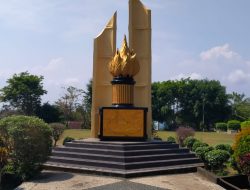 Bambu Kok Warna Coklat? Tugu Bambu Runcing Dicat Ulang