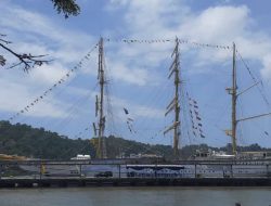 Kapal Latih TNI AL Sandar di Cilacap