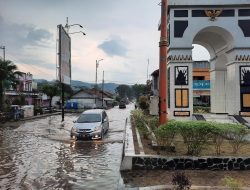 Dalam Kota Tergenang Karena Sungai Kecil Meluap