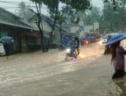 Jalan Nasional Tergenang Karena Luapan Sungai