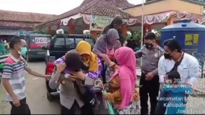 Polwan Berjilbab Viral Gendong Manula Untuk Vaksin
