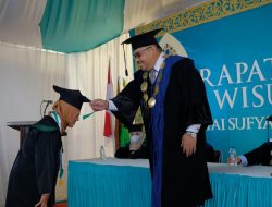 Wisudawan Tertua Berumur 57 Tahun