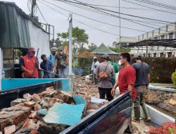 Satpol PP Bongkar Paksa Bangunan Liar