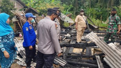 Rumah Ludes Terbakar Karena Konslet