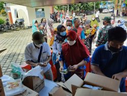 Rela Antri Demi 2 Liter Minyak Goreng