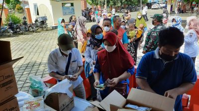 Rela Antri Demi 2 Liter Minyak Goreng