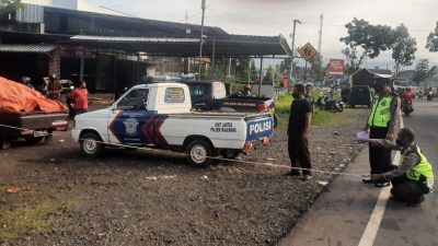 Tabrakan Maut Bikin Korban Terjatuh dari Mobil