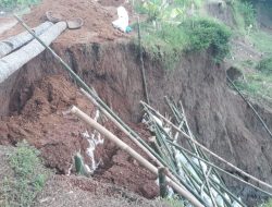 Abrasi Hancurkan Penguat Tanggul