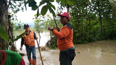 Tanggul Jebol Air Sungai Cikawung Melimpas