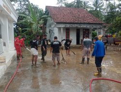 Korban Banjir Bersihkan Lumpur