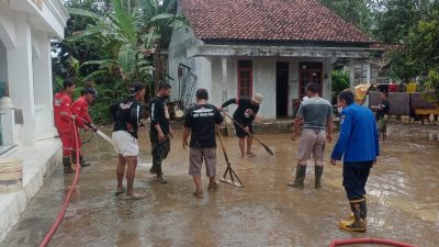 Korban Banjir Bersihkan Lumpur