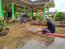 Warga Mulai Bersihkan Sisa Banjir