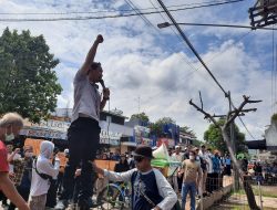 Warga Demo Menuntut Akses ke Masjid