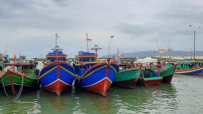 Kapal Nelayan Terbalik, 10 ABK Selamat