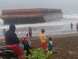 Kapal Tongkang Terdampar Usai Tersapu Ombak
