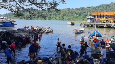 Minyak Tumpah Mulai Teratasi