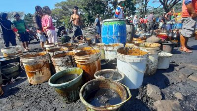 Minyak Pertamina Tumpah di Pantai Cilacap