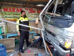 Mobil Tabrak Warung Karena Sopir Ngantuk