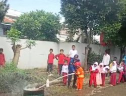 Siswa SD Berlatih Padamkan Api