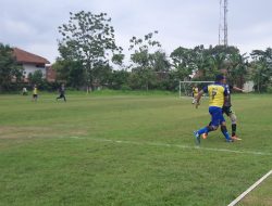 Staf dan Pejabat “Bertarung” di Mini Soccer