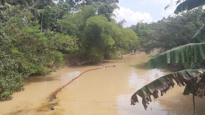 Pertamina Bersihkan Tumpahan BBM di Lokasi Pipa Bocor