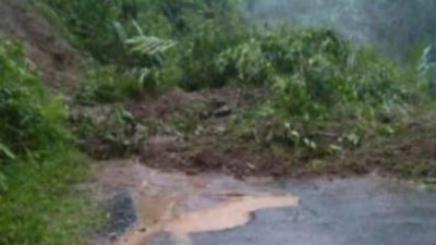 Jalan Tertimbun Longsor Akibat Hujan Deras