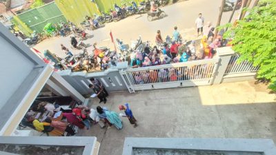 Rela Antri Dari Pagi Demi BLT BBM