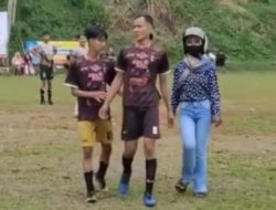 Viral. Perempuan Jemput Suami saat Main Bola