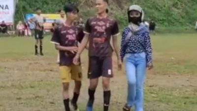 Viral. Perempuan Jemput Suami saat Main Bola
