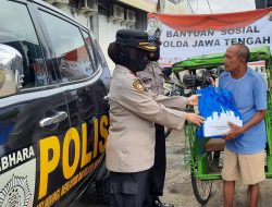 Polisi Bagikan Paket Sembako